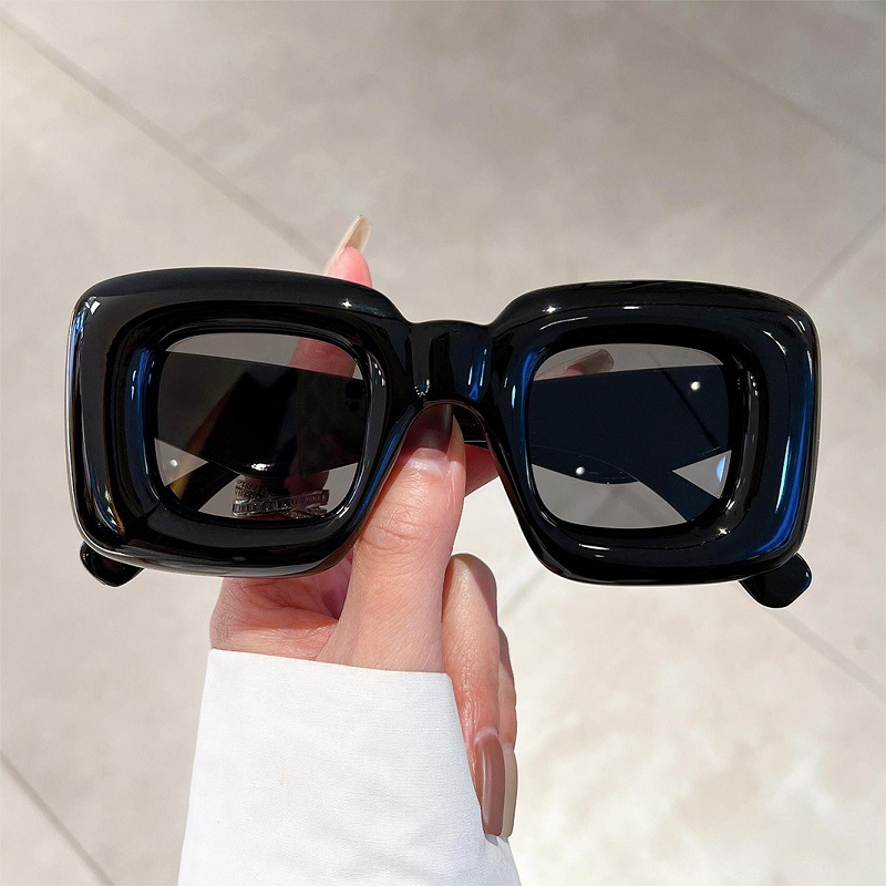 Street Fashion Photo - Nouvelles lunettes de soleil carrées pour